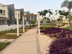 Townhouse Middle with garden and roof in New Cairo, Hyde Park, in installments