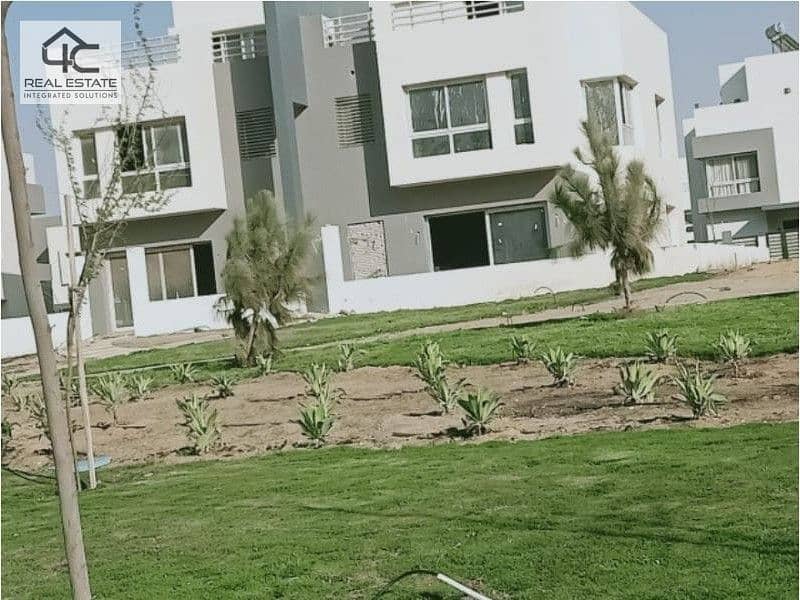 for sale townhouse 208m with installments prime location view landscape in Hyde Park Compound, Fifth Settlement 4