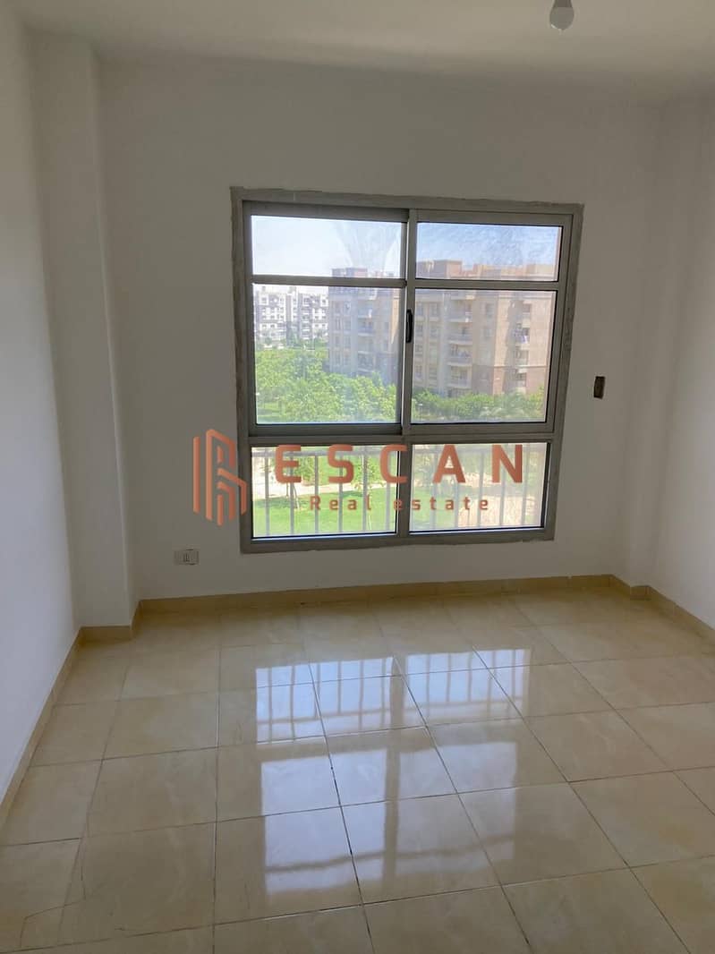 New apartment for rent in Madinaty, very prime location, wide garden floor view 4