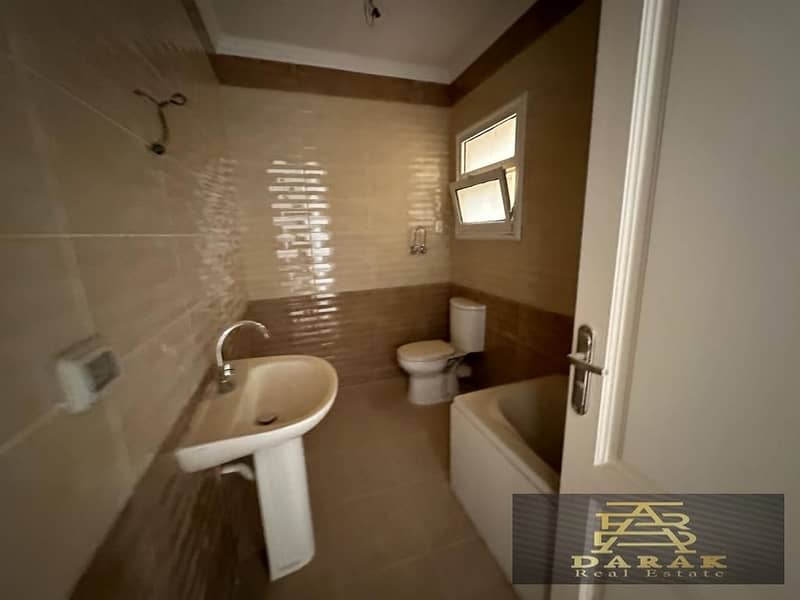 A prime apartment for sale in Madinaty, 133 sqm, next to services in B11 at an incredible price. 5