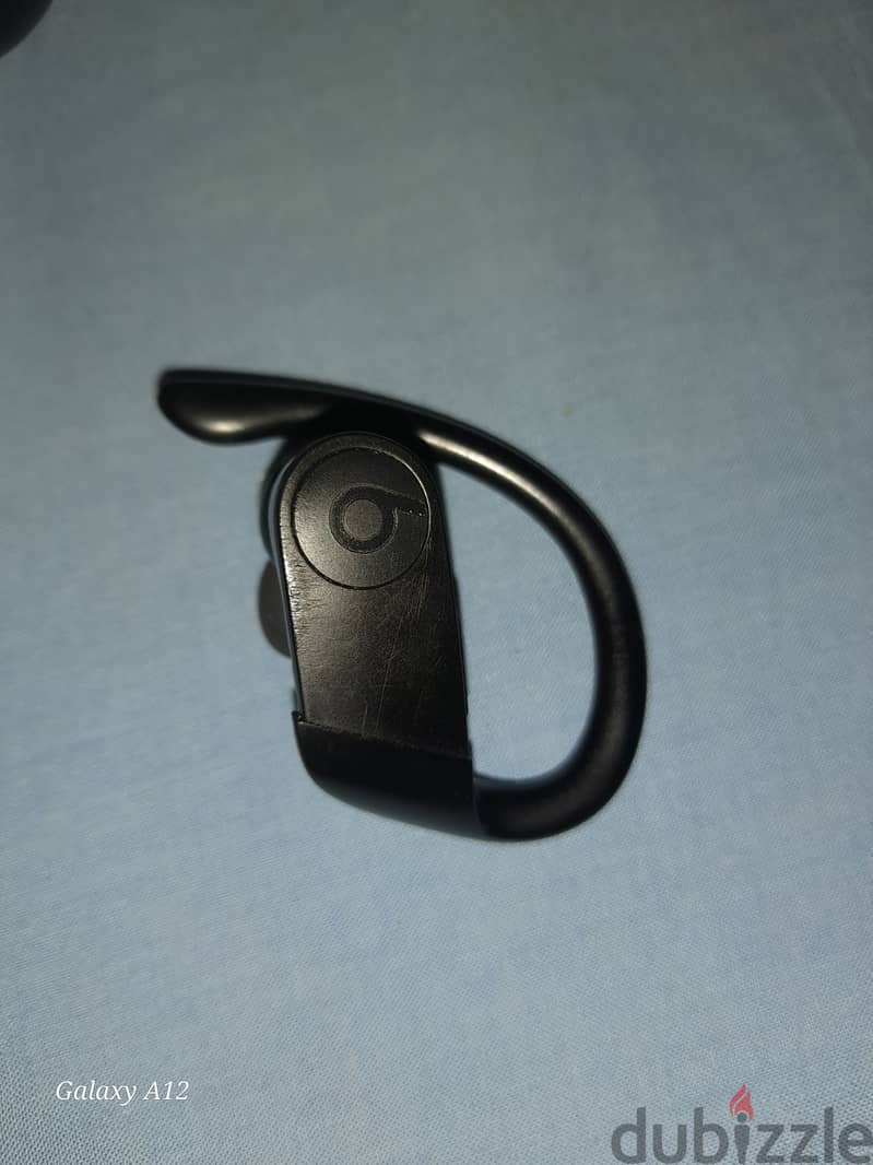 Husni,s powerbeats pro بحاله الزيرو بطاريه ممتازه 1