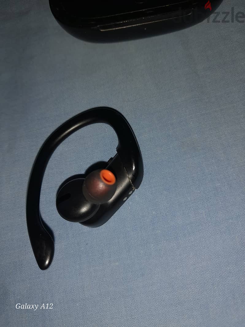 Husni,s powerbeats pro بحاله الزيرو بطاريه ممتازه 2