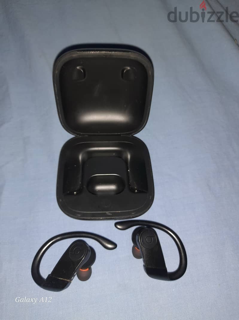 Husni,s powerbeats pro بحاله الزيرو بطاريه ممتازه 3