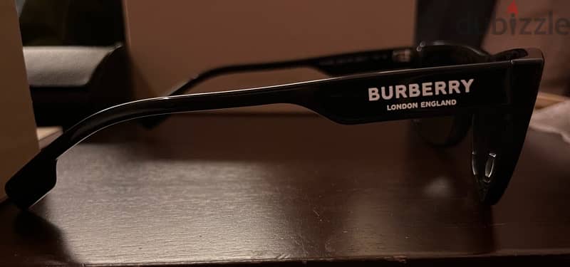 Burberry sunglasses like new 2