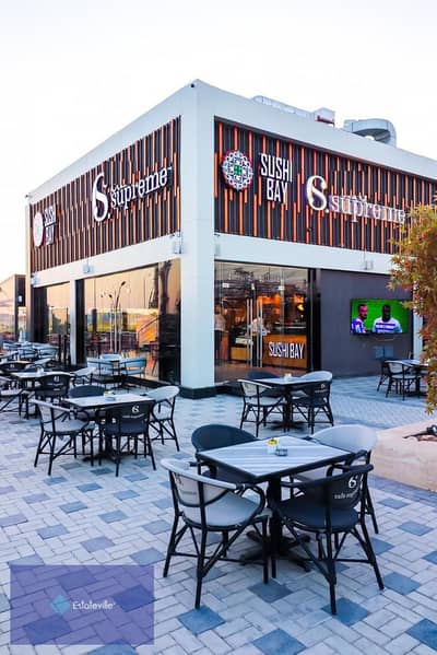 With an installment of 11 years, a partition in the heart of the Food Court, directly in front of the tables