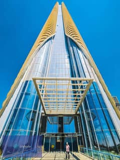 A restaurant in a skyscraper in front of the entrance to the iconic tower in the heart of the Green River, in the first skyscraper area and in the but 0