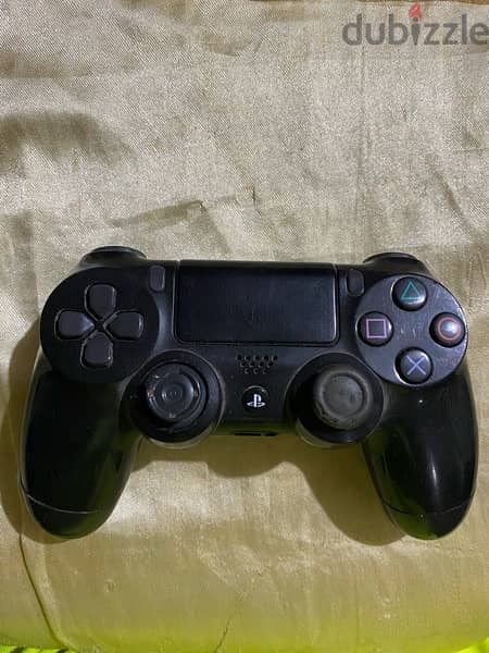 دراع ps4 اصلي  الانالوج مكسور حته صغيره بس شغال  معاه لعبه مصارعه هديه 0