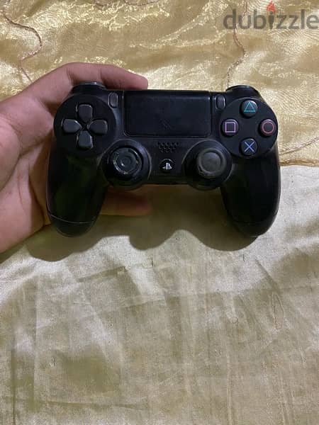 دراع ps4 اصلي  الانالوج مكسور حته صغيره بس شغال  معاه لعبه مصارعه هديه 2