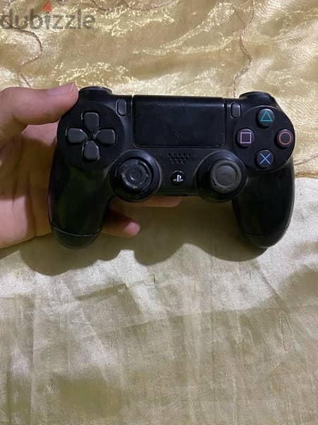 دراع ps4 اصلي  الانالوج مكسور حته صغيره بس شغال  معاه لعبه مصارعه هديه 3