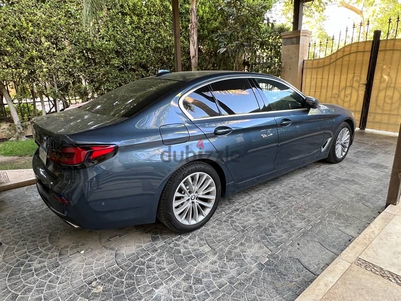 BMW 520i 2023 luxury 4