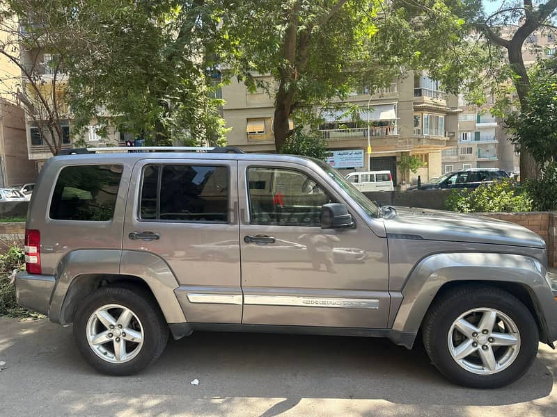 Jeep Cherokee 2010 4