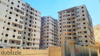 For sale, a ground floor apartment with a garden in a mini compound next to Wadi Degla Club in Zahraa Maadi, immediate delivery in installments