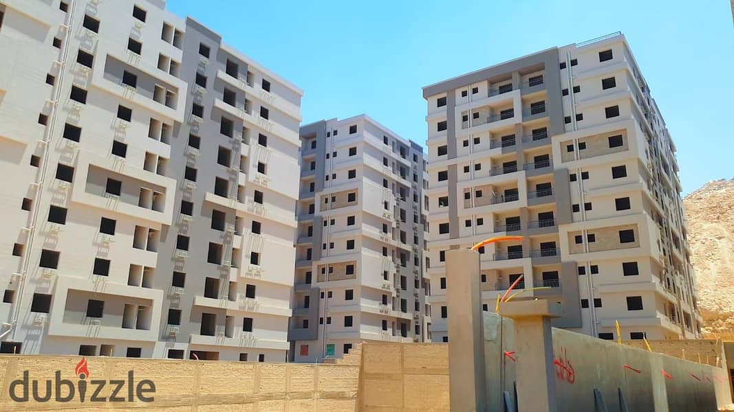 For sale, a ground floor apartment with a garden in a mini compound next to Wadi Degla Club in Zahraa Maadi, immediate delivery in installments 0