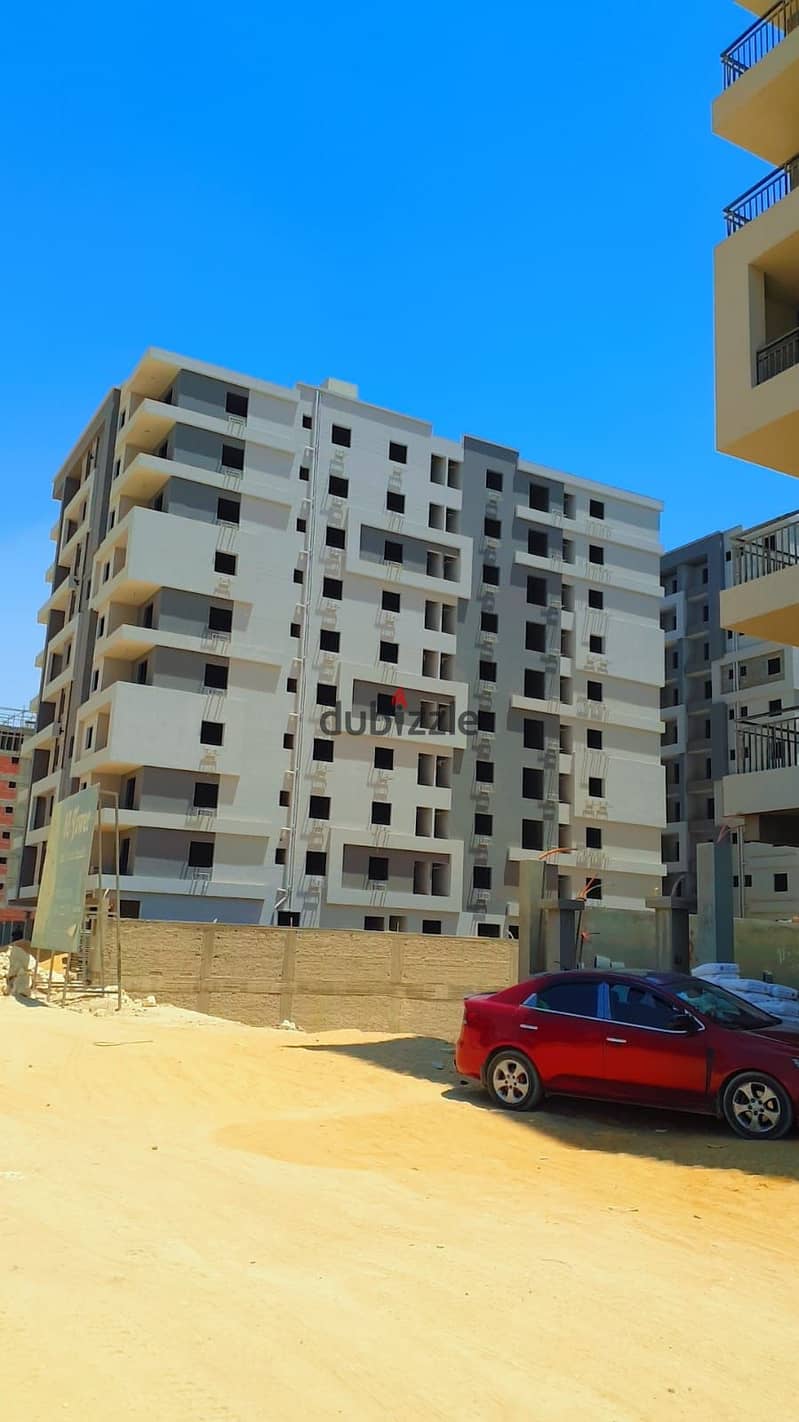 For sale, a ground floor apartment with a garden in a mini compound next to Wadi Degla Club in Zahraa Maadi, immediate delivery in installments 2