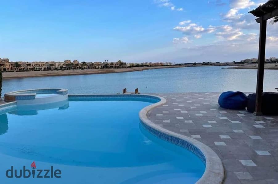 For sale, a finished townhouse villa with air conditioners and kitchen, first row on the Lagoon in El Gouna 1