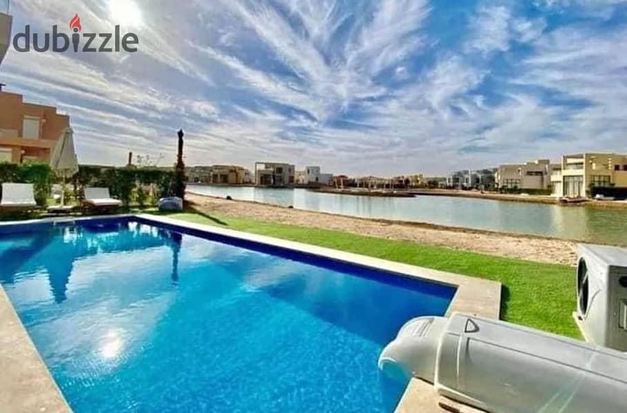 For sale, a finished townhouse villa with air conditioners and kitchen, first row on the Lagoon in El Gouna 3