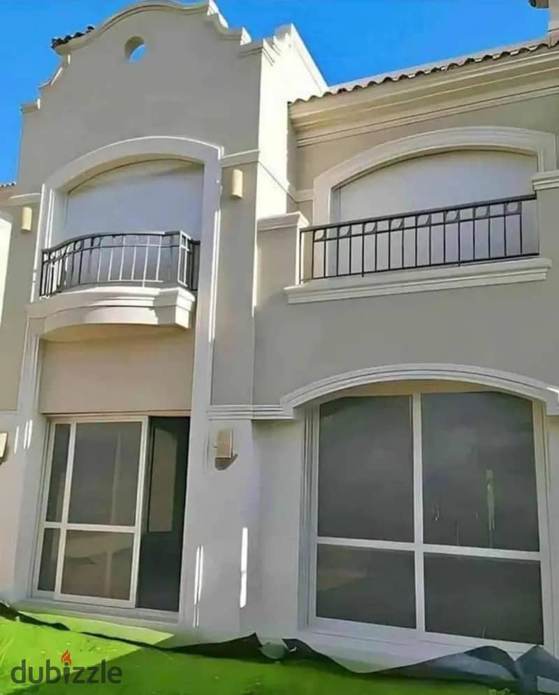 تاون هاوس للبيع (بالسعر القديم)  بتصميم اوروبي  جنب الجامعة الامريكية الباتيو تاون - Luxury Town House for sale (old Price) Next to AUC ,ElPatio Town 0