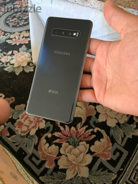 SAMSUNG S10+ with a box 2