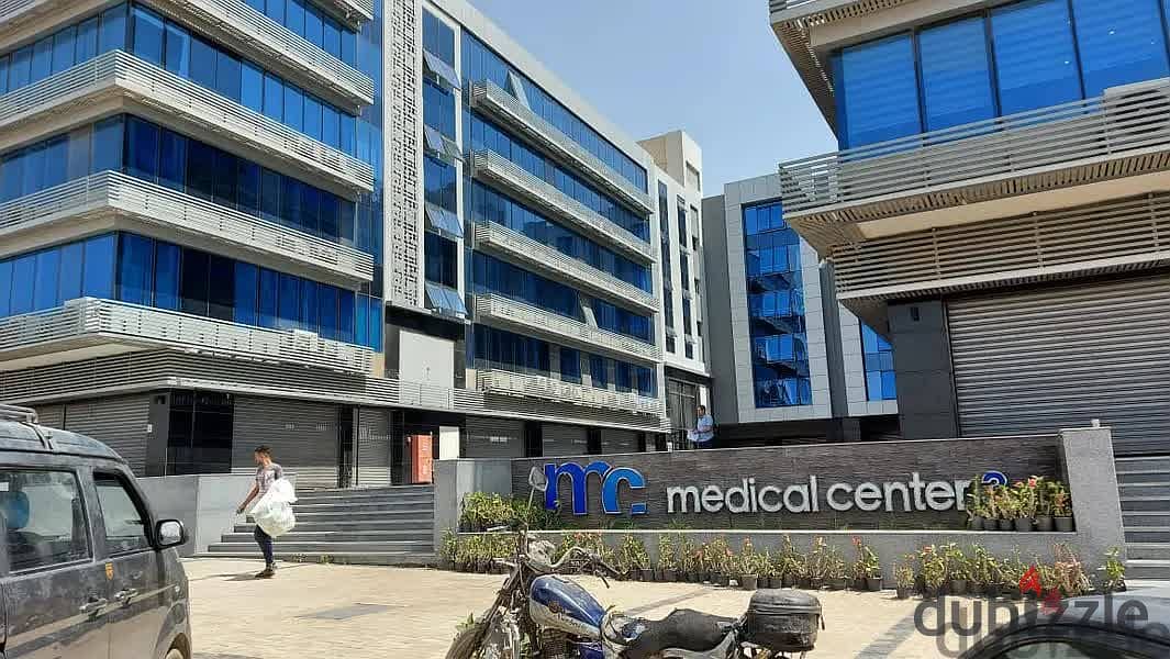 عيادة او مكتب اداري للبيع في مدينة نصر في مول Medical Center 3 علي شارع ابو داوود الظاهري مباشرة تشطيب كامل استلام فوري من المالك تقسيط علي سنه 5