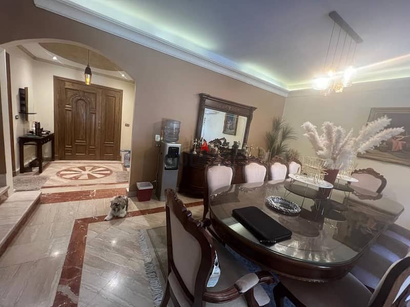 Twin villa for sale, ultra super luxury finishing, with air conditioning and appliances, in Mena Residence compound 3