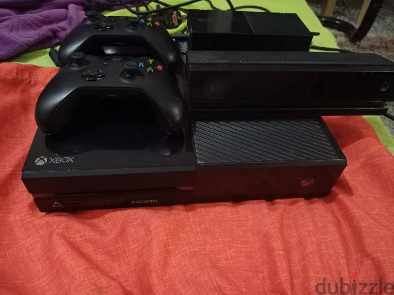 Xbox one 500g معاه كل حاجته الاصليه و فيه باك العاب جديدة 2