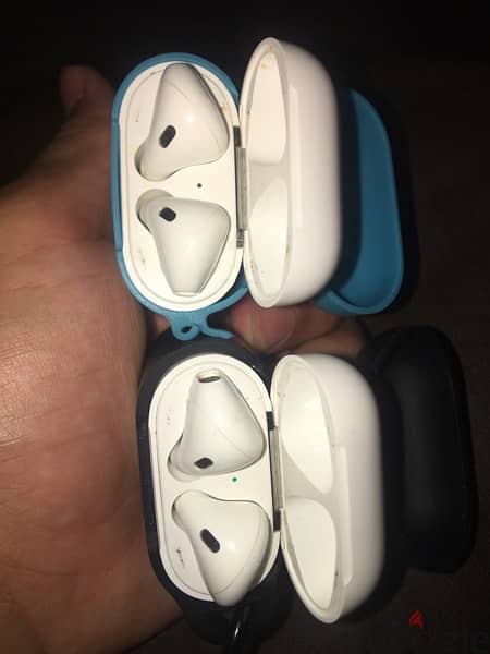 2 apple airpods used 1