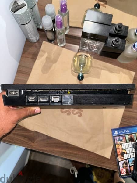 ps4 slim 1tb almost new + gta v 1