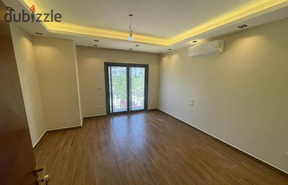 For rent, apartment, ultra-modern finishing, first use, 3 rooms with appliances and air conditioners, in Eastown Compound, Fifth settlement 1