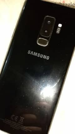 Samsung S9+ مش معاه حاجه شاحن و مش اصلي و سماعه اصليه شغاله ودن واحده