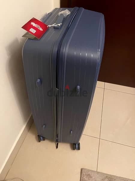 شنطة سفر لون كحلى جديدة حجم كبير مقاس ٣٢ ضد الكسر Travel luggage 2