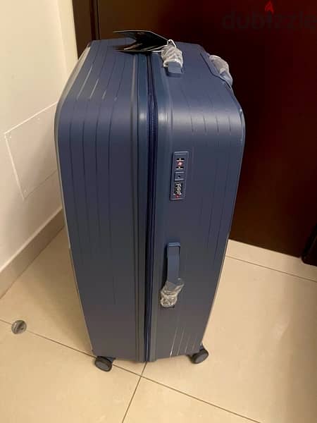 شنطة سفر لون كحلى جديدة حجم كبير مقاس ٣٢ ضد الكسر Travel luggage 3