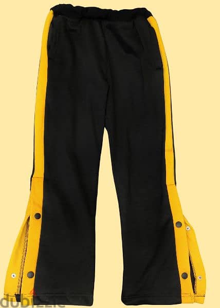 Wide trousers with side buttons - بنطلون بفتحة من الجناب 3