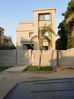 فيلا550م مفروشه بحمام سباحه للبيع ف قطاميه ريزيدنس katameya residence