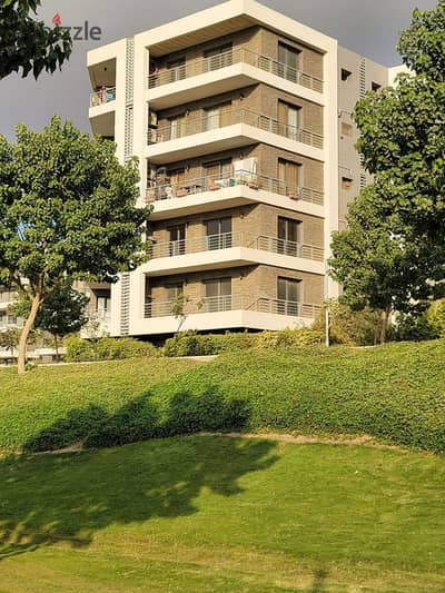 Apartment for sale in installments with a roof, on a very special view, on the landscape, in front of Cairo Airport, in the Taj City compound.