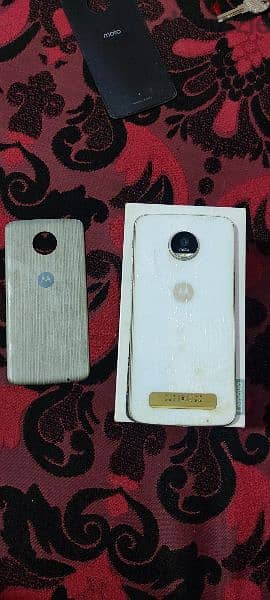 Moto Z play العملاق 2