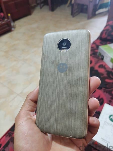 Moto Z play العملاق 3