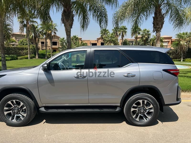 Toyota Fortuner 2025 4