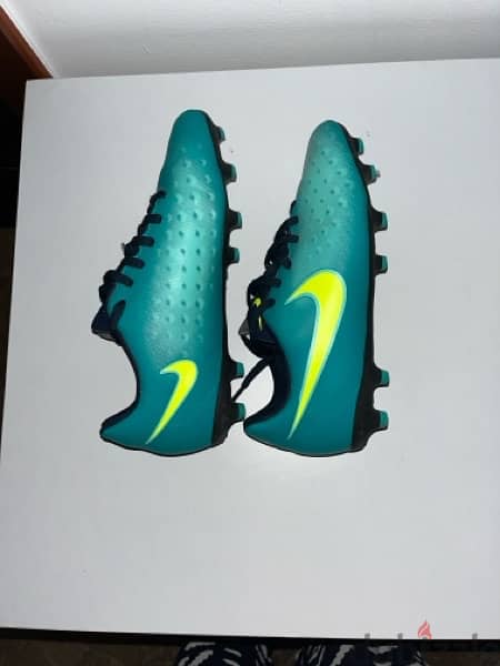 nike blue and green football shoesجزمة كورة اصلية 2