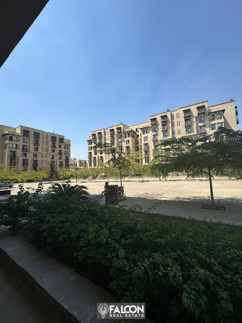 Ready to move in, finished apartment with a down payment of 750 thousand in Arabesque Compound, next to the Nile Corniche and the Oyoun Stream Wall. 2