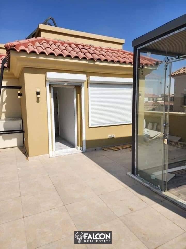 Villa for the price of an apartment of 212 meters + garden of 90 meters + 70 meters of roof in Sarai Compound with the lowest down payment and install 5