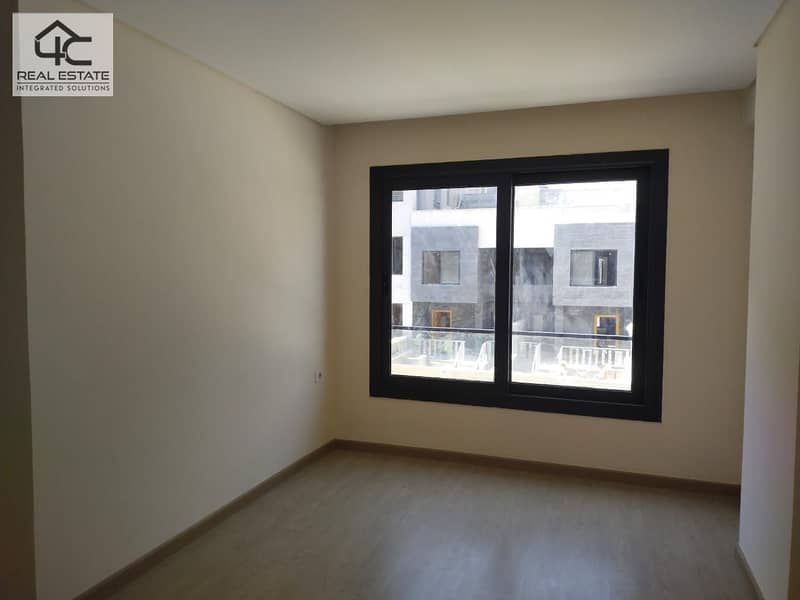 ؟for sale town house fully finished installment ready to move special view on trio gardens 4