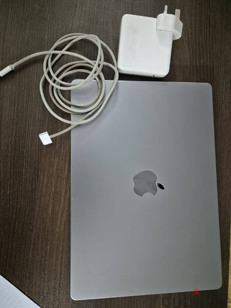 MacBook Pro M1 Pro 10 cores 1tb,23gb 3