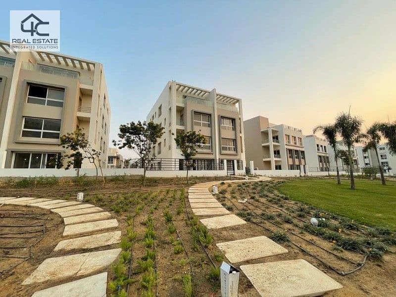 Ready to move Apartment  220 m  fully finished with down payment and installments view landscape in Hyde Park Compound 4