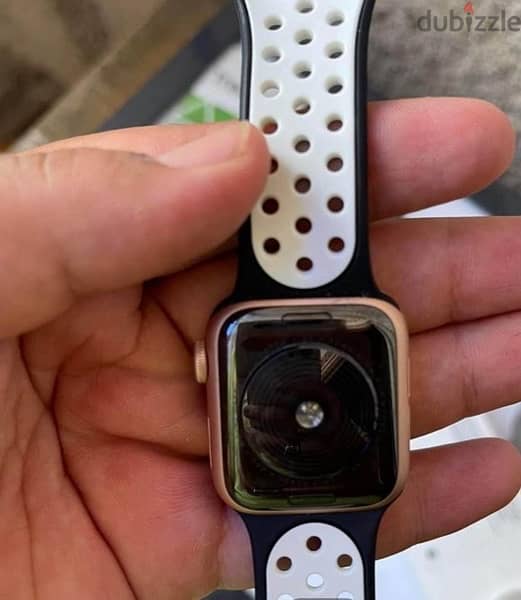 Apple Watch SE 40mm with extremely good condition 2