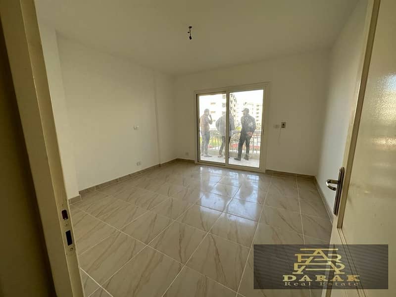 140 sqm apartment for sale in the best location in Madinaty, B12, north-facing. 5