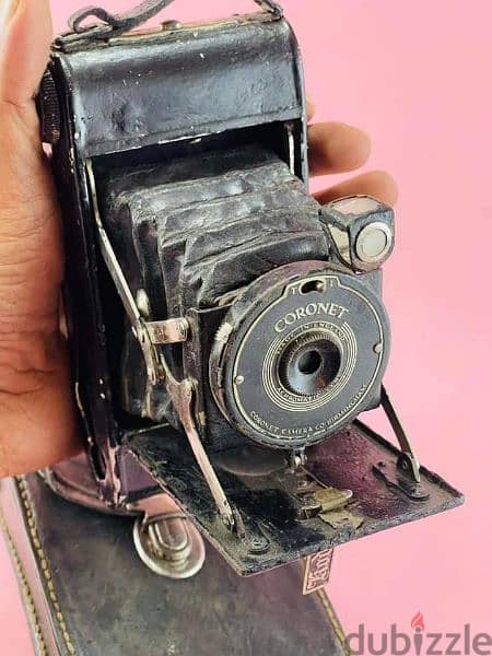 Vintage British Camera form 1920 still unique with its cover. 5