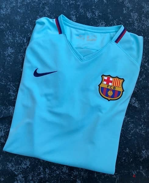 قميص برشلونة nike مقاس M أورجينال  ب 1600 بدل 3800 0