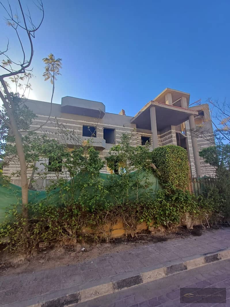 _Villa for sale in Mena Garden City  _ A very special location  _On a main street  _Bahri  _ Open view on the club _ Earth 1561 AD _Buildings 724 m _ 4