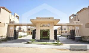 Twin house in Green 4 Compound in Sheikh Zayed City, the finest design of villas in the finest compounds in Sheikh Zayed, services available 24 hours,