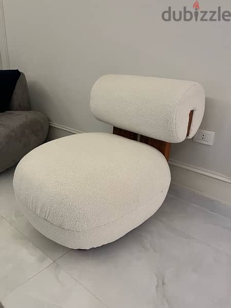 Off white fluffy chair 0